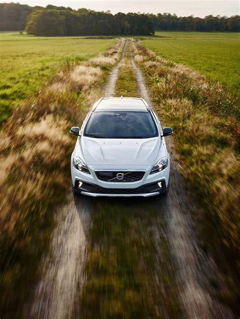 Volvo V40 Cross Country petrol launched in India at Rs 27 lakh - Overdrive