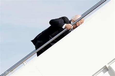 美国总统拜登在登上飞机舷梯时一连跌倒三次_腾讯新闻