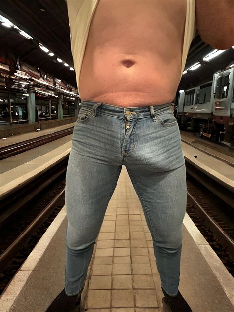 Tight Jeans Bulge : r/Bulges