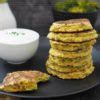 Brokkoli-Karotten Taler mit Skyr-Schnittlauch Dip - Wiewowasistgut