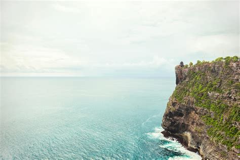 Uluwatu Temple: The Cliffside Sanctuary that Captivates the World - Azuma Developments