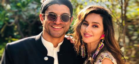 टूरिस्ट डेस्टिनेशन पर गर्लफ्रेंड के साथ ये एक्टिविटी करना ना भूलें ...