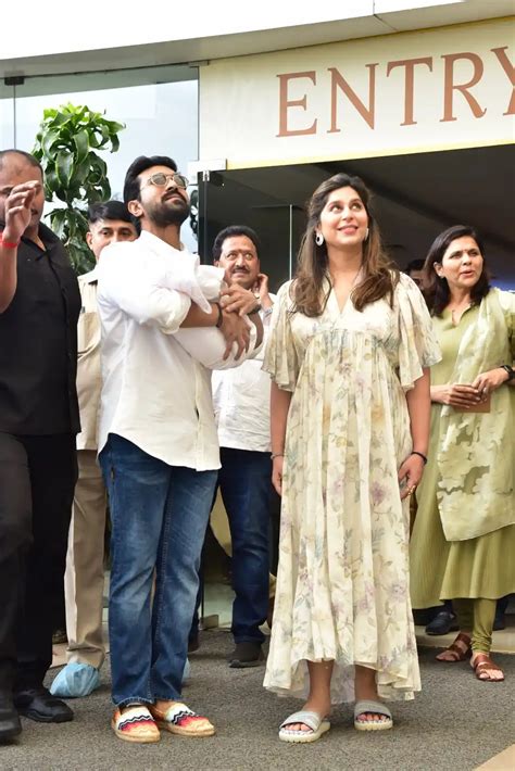 Ram Charan : మెగా ప్రిన్సెస్‌తో రామ్ చరణ్, ఉపాసన దంపతులు.. ఫోటోలు ...