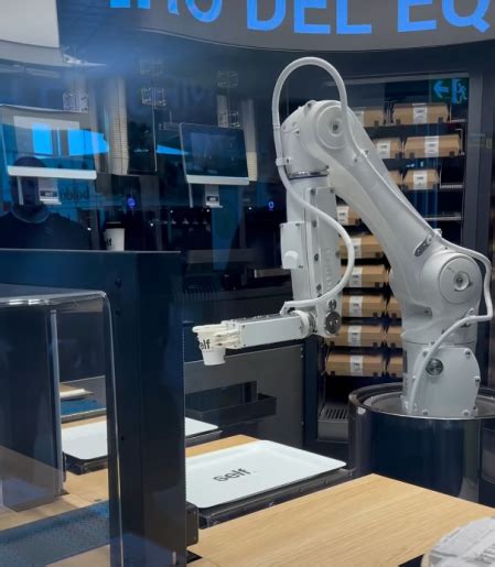 La tecnología se ha apoderado de Barcelona: el innovador bar en el que ...