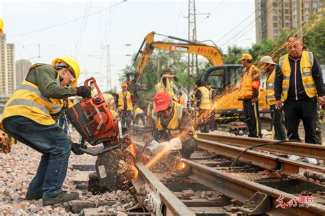 河南郑州：铁路维护确保安全 _光明网