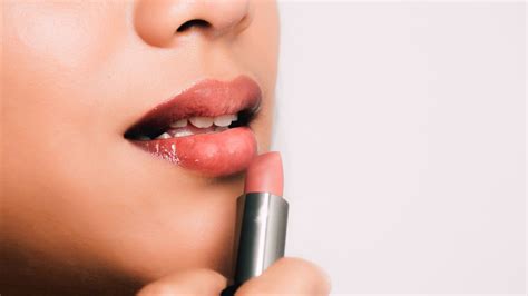 How To Keep Your Lipstick Smudge-Proof And Long-Lasting This Monsoon?