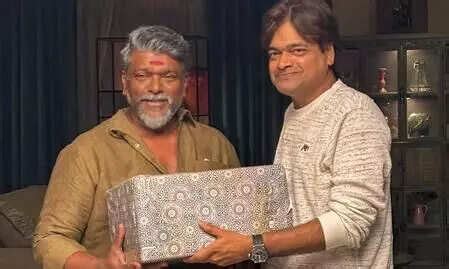 Parthiban Gifts Special Memento to Director Harish Shankar on Ustaad ...
