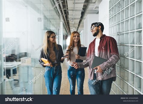 People Standing in Office 的图像结果