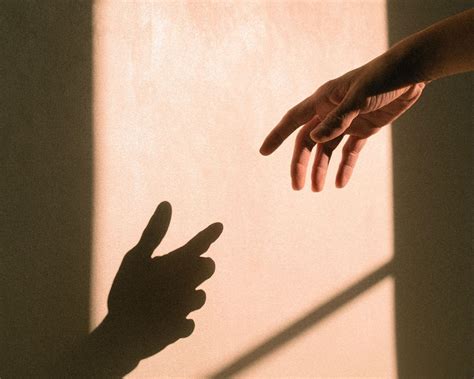 Download wallpaper 1280x1024 hand, shadow, touch standard 5:4 hd background