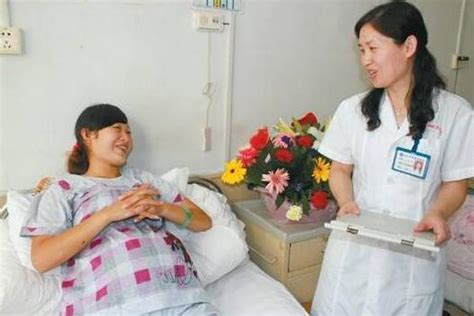 孕妇怀上双胞胎，一个月后产检，其中一个孩子不见了
