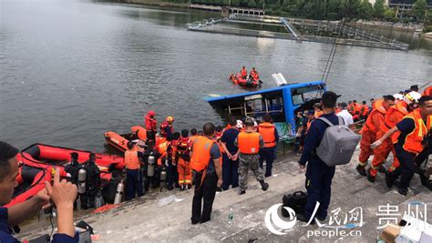 贵州安顺市坠湖公交车已经打捞出水，事发过程的监控视频曝光_腾讯新闻