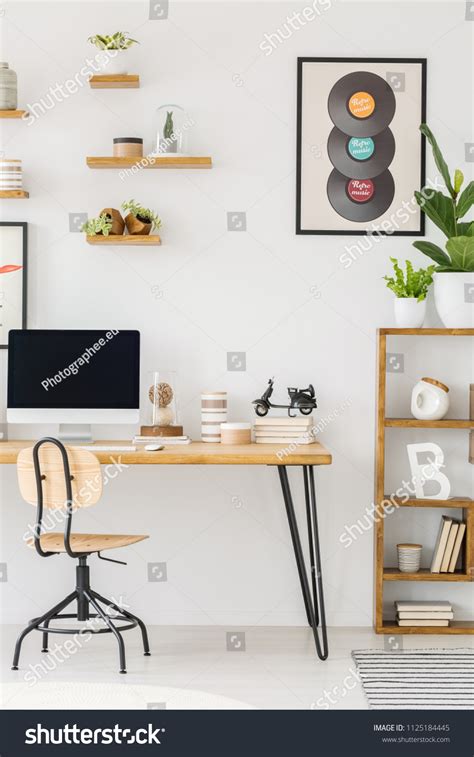 Computer Screen On Desk 的图像结果