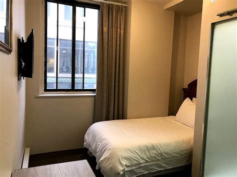 HOTEL LE DEVILLE (Montreal) - Hotel Reviews, Photos, Rate Comparison ...