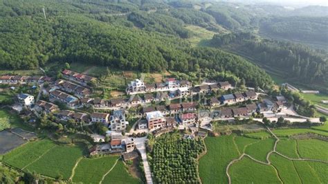 贵州锦屏：移民村寨 生态宜居-人民图片网