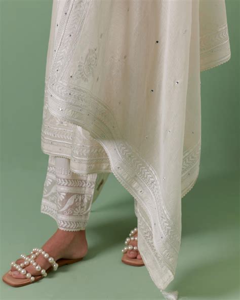 Off-white cotton chanderi dupatta with delicate silk thread embroidery ...