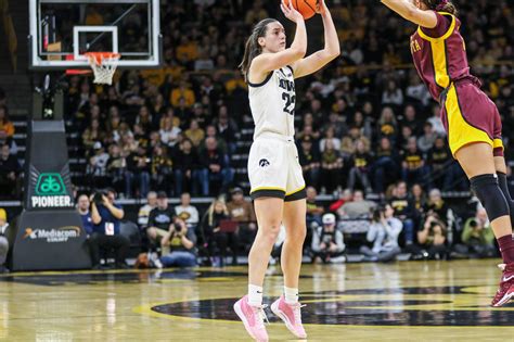Caitlin Clark's record-breaking performance leads Iowa women to 94-71 ...