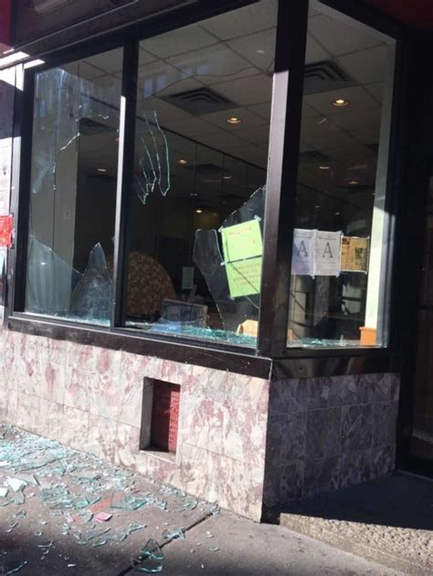 波士顿华埠餐厅被砸 店主呼吁示威后疏散人群 - 华人社区 - 倍可亲
