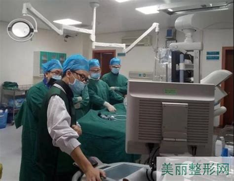 南京90后医生带病工作 手术间隔挂水照片惹飙泪_手机凤凰网