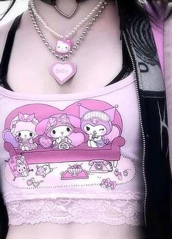 Y2K Ani̇me Kuromi̇ Crop-Tshi̇rt Urban Outfitters T-Shirt %20 İndirimli ...