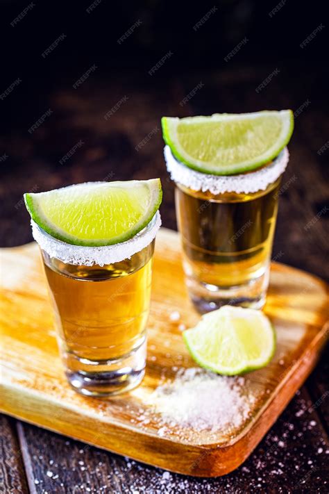 Vasos de tequila con limón y sal bebida originaria de méxico | Foto Premium