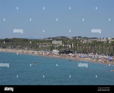 Costa Dourada beach and its cliffs: the first beach in Bahia from south to north.