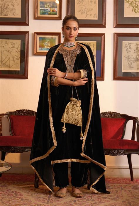 Black Zari Embroidered Paisely Neck Dilbar Kurta Set – Misri By Meghna ...