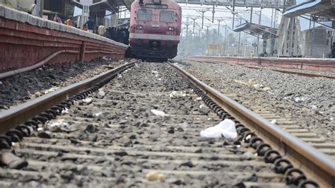 அம்பத்தூர் அருகே தண்டவாளத்தில் கற்களை வைத்து ரயிலை கவிழ்க்க சதியா ...