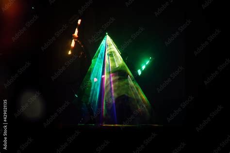 Digital art, wide angle, ambient haze street performer, neon signs, evening crowd, moody vibes 的图像结果