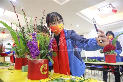 湖南衡阳：外来务工人员插花迎新春-人民图片网