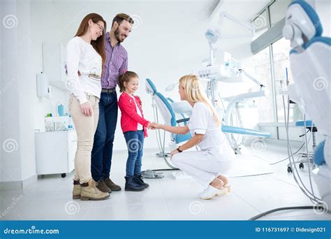 La Familia Visita Al Dentista En Oficina Dental Imagen de archivo ...