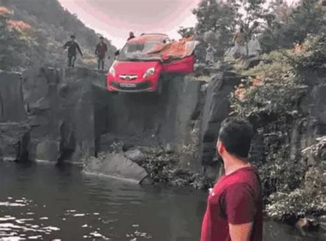 Indore Car fell Ludhiya Kund Simrol police station video going viral ...
