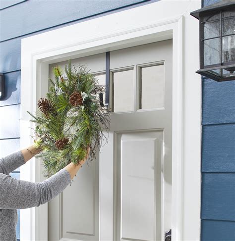 How to Hang a Christmas Wreath: 3 Easy Methods | Christmas wreaths ...
