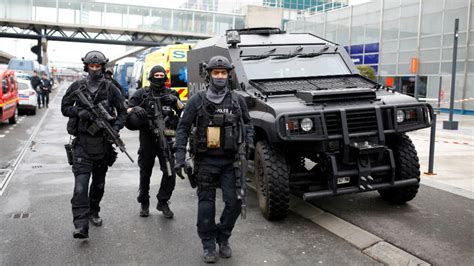 Dix interpellations en France et en Suisse dans le cadre d'une ...