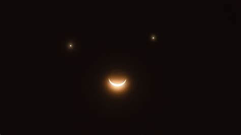 'Smiley face' conjunction: How to see the moon and two planets form a ...