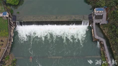 安徽六安佛子岭水库，被誉为“亚洲第一坝”，山色秀美，充满诗意_于河水_水面_人们