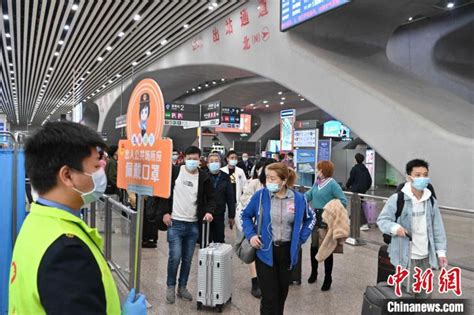10万旅客昨滞留广州火车站-香港商报
