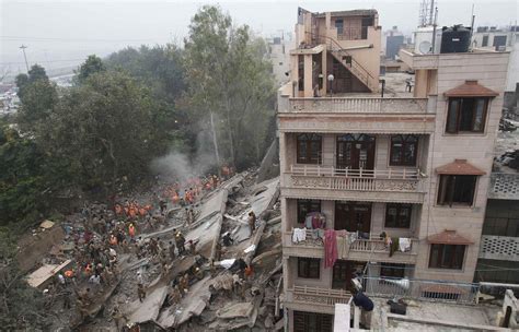 印度新德里居民楼坍塌酿空前惨剧 至少65死80伤