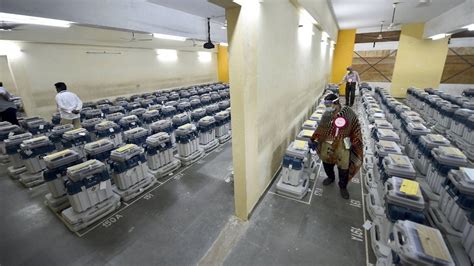 भारत में कैसे आई EVM? कैसे होती है वोटों की गिनती? नतीजों से पहले जानें ...