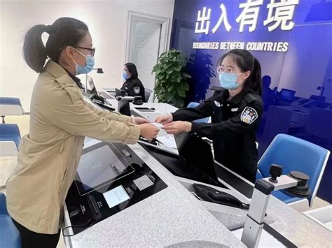 济南起步区公安分局出入境接待大厅发出第一本出入境证件_腾讯新闻