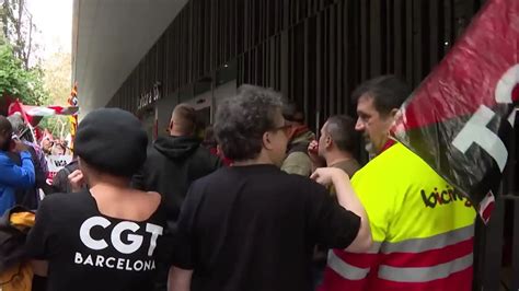 Decenas de personas se concentran ante el BSM para reclamar justícia ...