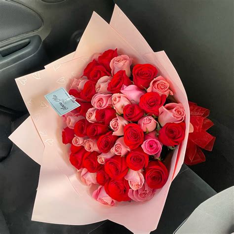 Ramo de 50 rosas rojas y rositas - Amore Mio Flores