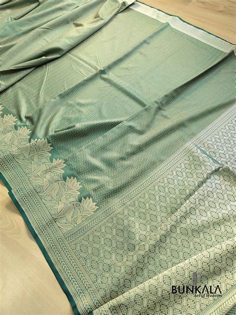 Shop Green Zig Zag Jamewar Weaved Banarasi Soft Mashru Silk Saree – BUNKALA