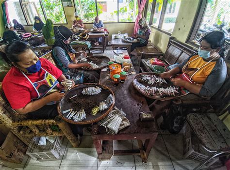 Kala Industri Kretek Tetap Tegak di Tengah Gempuran Rezim