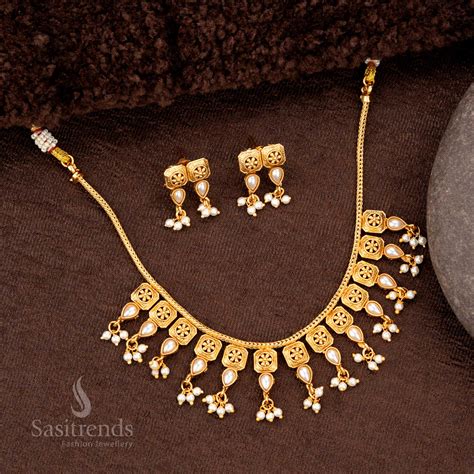 Classic Temple Matte Gold-Plated Necklace Set Motifs - Sasitrends