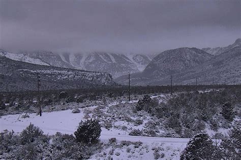 'Like it's Christmas': Snow covers Las Vegas mountains
