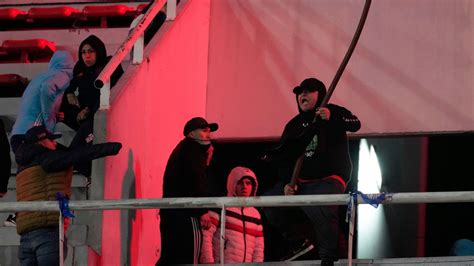 Sudamericana match canceled after violent clashes between fans - ESPN