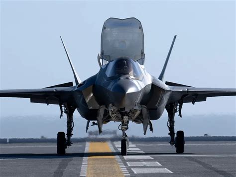 How modern fighter jets use AI to control takeoff stability