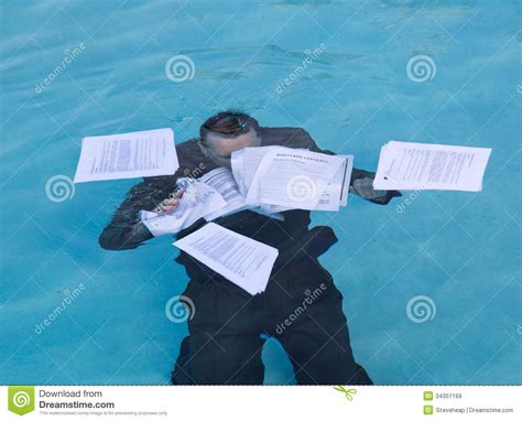 老人在水中的拿着抵押贷款文件 库存图片. 图片 包括有 老人在水中的拿着抵押贷款文件 - 34351169