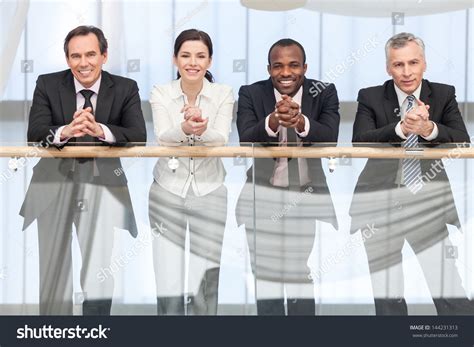 Business People Smiling in Group Photo 的图像结果