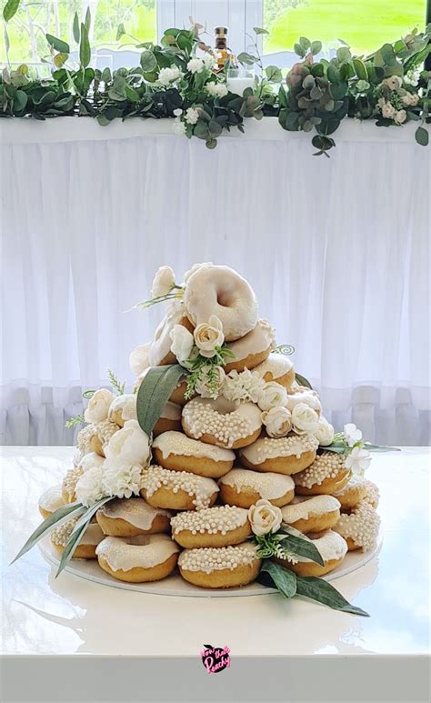 DIY Daisy Donut Tower | On Trend Cake Alternative | Wedding donuts, Donut tower, Wedding brownies